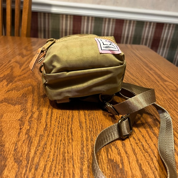LIKE NEW Lola California Olive Green backpack/belt bag/crossbody/ sling bag. - Picture 8 of 13